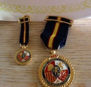 Medalla y miniatura de la Asociación con cinta institucional