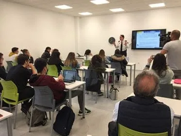 Conferencia a futuros periodistas para enfocar las noticias relacionadas con la Policía Nacional. Las Palmas de Gran Canaria