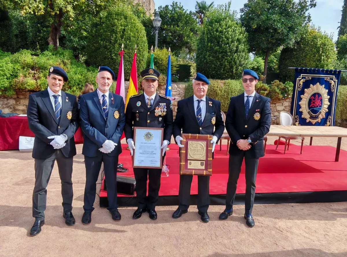 Entrega de la Corbata de Mérito de la Asociación Santos Ángeles Custodios, al Banderín de la Unidad de Caballería de Policía Local de Córdoba. Imagen 5 de 16