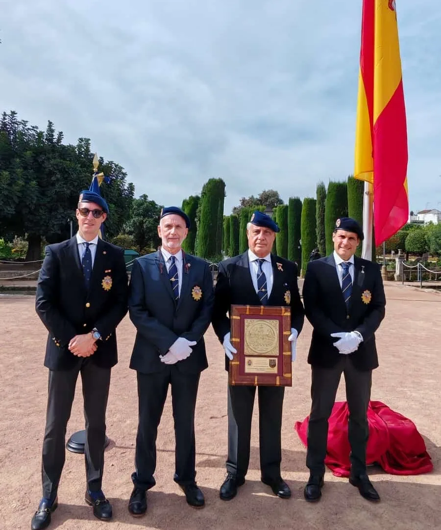 Entrega de la Corbata de Mérito de la Asociación Santos Ángeles Custodios, al Banderín de la Unidad de Caballería de Policía Local de Córdoba. Imagen 6 de 16