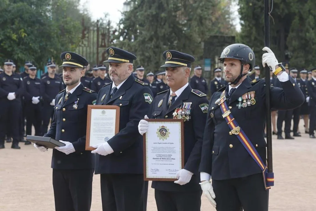 Entrega de la Corbata de Mérito de la Asociación Santos Ángeles Custodios, al Banderín de la Unidad de Caballería de Policía Local de Córdoba. Imagen 7 de 16