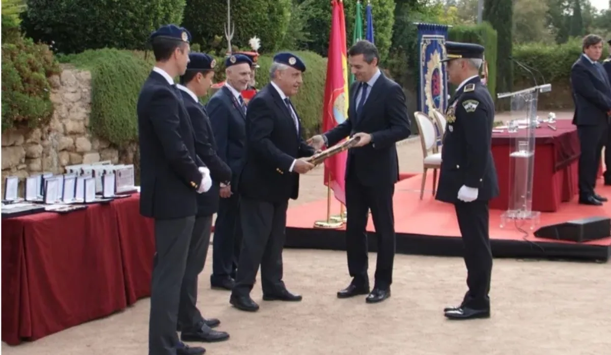 Entrega de la Corbata de Mérito de la Asociación Santos Ángeles Custodios, al Banderín de la Unidad de Caballería de Policía Local de Córdoba. Imagen 8 de 16