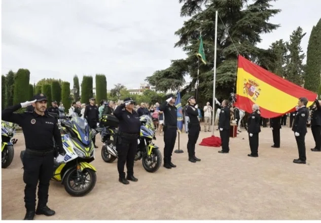 Entrega de la Corbata de Mérito de la Asociación Santos Ángeles Custodios, al Banderín de la Unidad de Caballería de Policía Local de Córdoba. Imagen 9 de 16