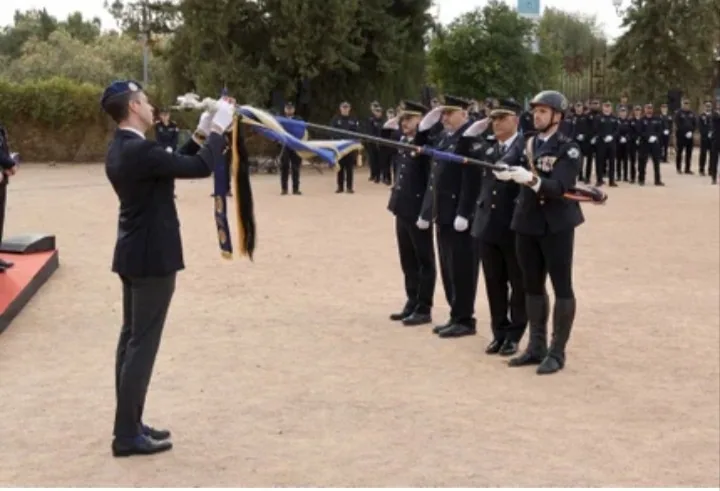 Entrega de la Corbata de Mérito de la Asociación Santos Ángeles Custodios, al Banderín de la Unidad de Caballería de Policía Local de Córdoba. Imagen 10 de 16