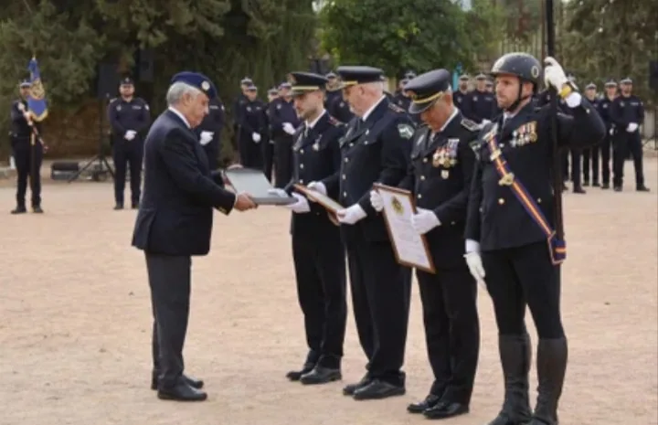 Entrega de la Corbata de Mérito de la Asociación Santos Ángeles Custodios, al Banderín de la Unidad de Caballería de Policía Local de Córdoba. Imagen 11 de 16