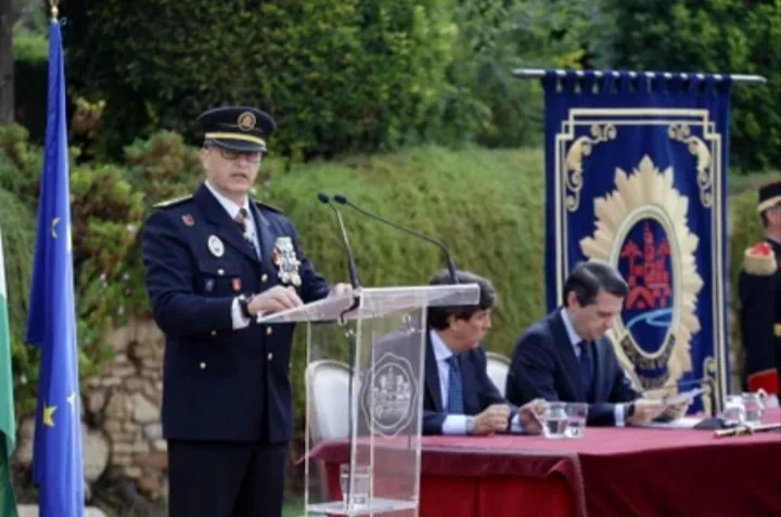 Entrega de la Corbata de Mérito de la Asociación Santos Ángeles Custodios, al Banderín de la Unidad de Caballería de Policía Local de Córdoba. Imagen 12 de 16