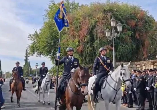 Entrega de la Corbata de Mérito de la Asociación Santos Ángeles Custodios, al Banderín de la Unidad de Caballería de Policía Local de Córdoba. Imagen 13 de 16