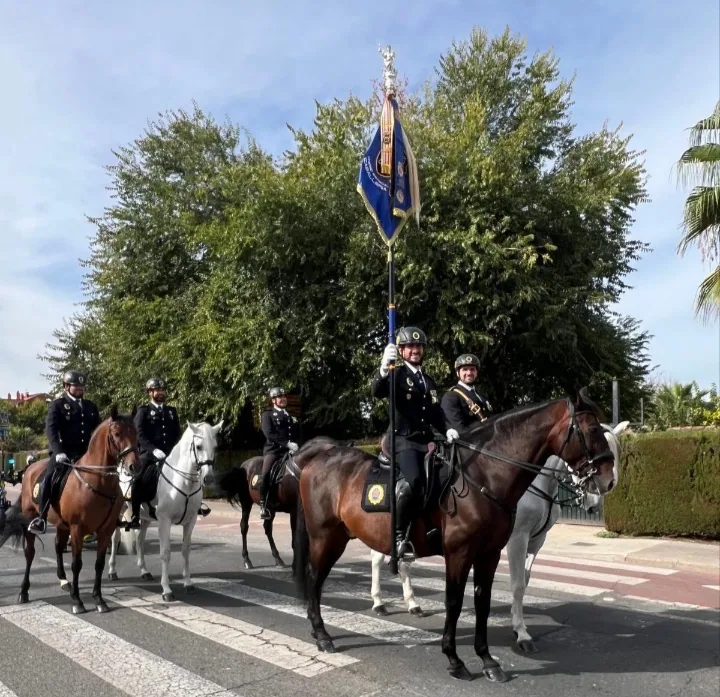 Entrega de la Corbata de Mérito de la Asociación Santos Ángeles Custodios, al Banderín de la Unidad de Caballería de Policía Local de Córdoba. Imagen 14 de 16