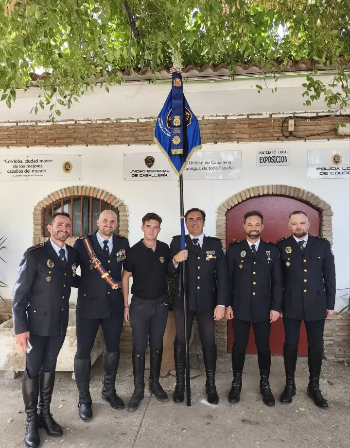 Entrega de la Corbata de Mérito de la Asociación Santos Ángeles Custodios, al Banderín de la Unidad de Caballería de Policía Local de Córdoba. Imagen 15 de 16